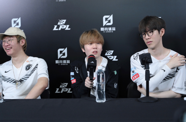 从聚光灯中 从聚光灯中